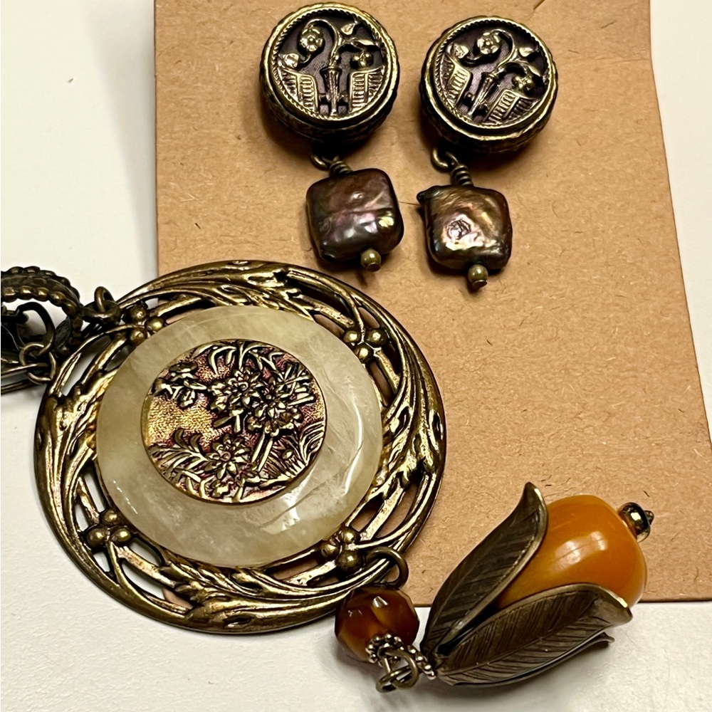 Vintage Buttons Gold Tone Necklace and Earrings